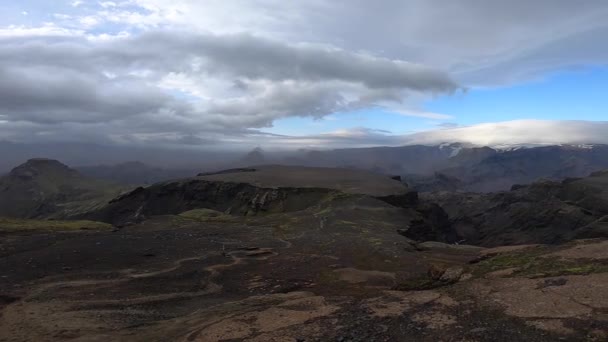Thorsmork yakınlarındaki Fimmvorduhals yürüyüş yolunda dramatik ve renkli günbatımında Kanyon ve Dağ zirvesi — Stok video