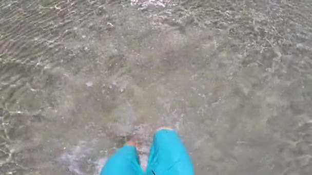 Pés masculinos correndo no cristal raso Sea Water Beach Sand. Conceito de aventura e felicidade . — Vídeo de Stock