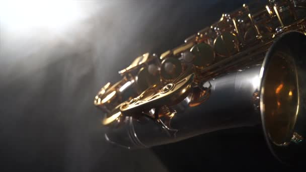 Saxofón alto dorado brillante con humo azul. Concepto de musa y creatividad — Vídeo de stock