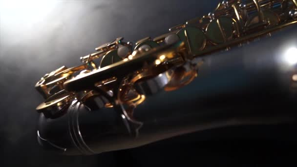 Saxofón alto dorado brillante con humo azul. Concepto de gracia y elegancia — Vídeos de Stock