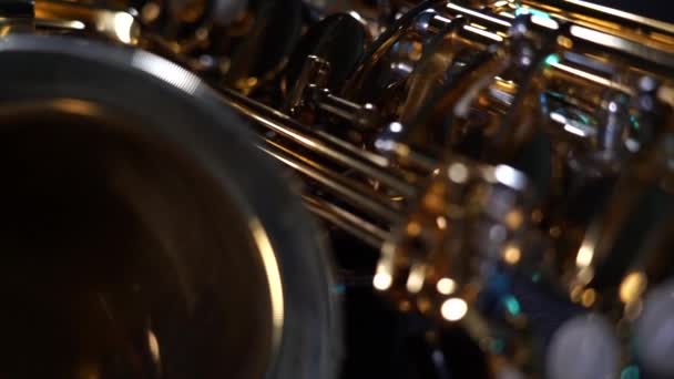 Saxofón alto dorado brillante con humo azul. Concepto de musa y creatividad — Vídeos de Stock