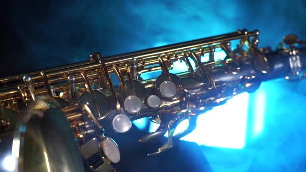 Saxophone alto emas mengkilap dengan asap biru. Konsep muse dan kreativitas — Stok Video