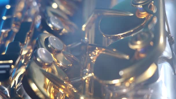 Gouden glanzende altsaxofoon met blauwe rook. Begrip muze en creativiteit — Stockvideo