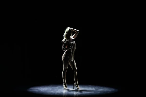 Silhouette di Bella donna bionda dalla buona forma che canta sul palco con microfono — Foto Stock