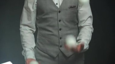 Takım elbiseli bir işadamı beyaz toplarla hokkabazlık yapıyor. Başarı ve yönetim