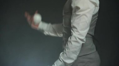 Topları hokkabazlık yapan adama yakın çekim. Başarı, iş ve yönetim kavramı