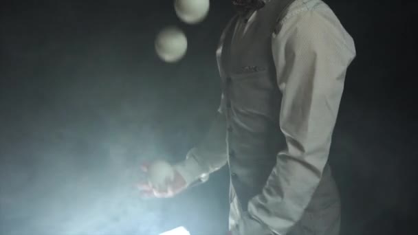 Zakenman in een pak met witte ballen. Succes en beheer — Stockvideo