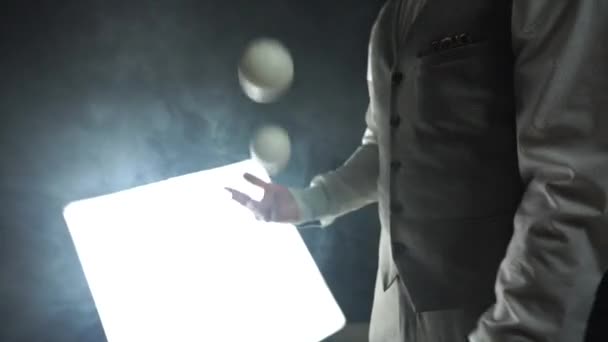Affärsman i kostym jonglerar med vita bollar. Framgång och förvaltning — Stockvideo