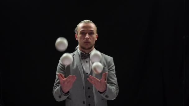 スーツを着たビジネスマンが白い玉をジャグリングしてる。成功と経営 — ストック動画