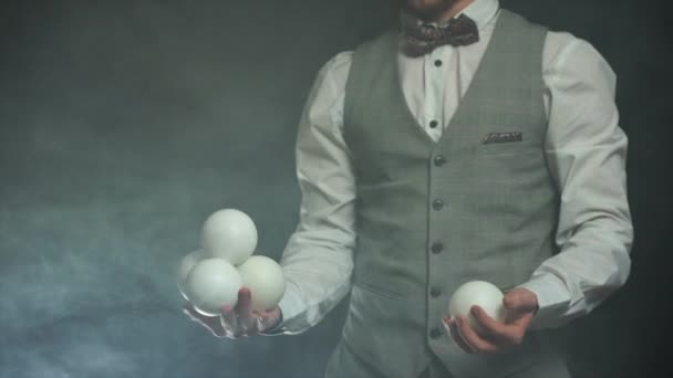 Närbild av man jonglera bollar. Begreppet framgång, affärer och förvaltning — Stockvideo