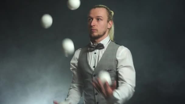 Бізнесмен в костюмі жонглювання білих кульок. Успіх та управління — стокове відео