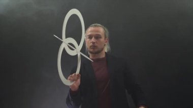 Beyaz halkalı siyah bir manipülasyon takan adam. konsantrasyon ve dikkat