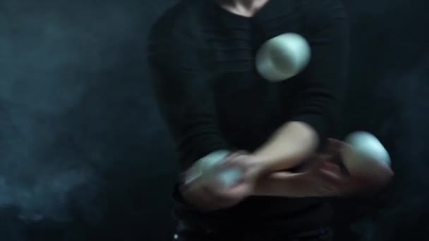 Крупный план рук в костюме жонглирующих белыми шариками. Успех и управление — стоковое видео
