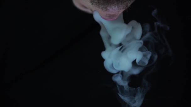 Uomo vaporizzando grande anello di vapore e lo invia alla fotocamera con al rallentatore — Video Stock