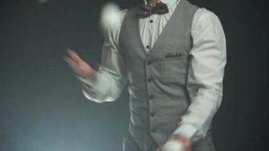 Topları hokkabazlık yapan adama yakın çekim. Başarı, iş ve yönetim kavramı