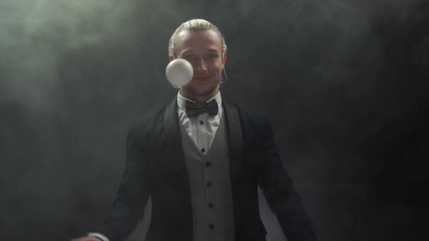 Detailní záběr muže žonglujícího s míčky. Koncepce úspěchu, podnikání a řízení — Stock video