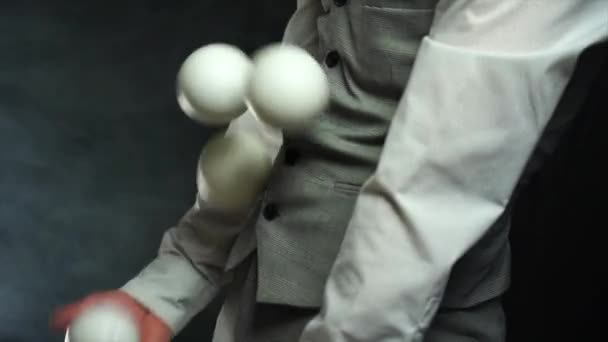 Un hombre de negocios con un traje haciendo malabares con bolas blancas. Éxito y gestión — Vídeo de stock