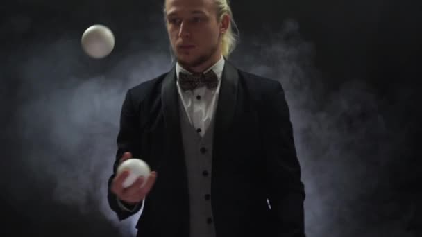 Een close-up van een man met ballen. Concept van succes, bedrijf en management — Stockvideo