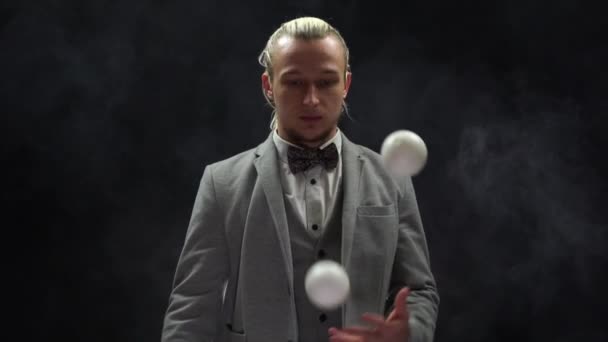 Geschäftsmann im Anzug, der mit weißen Bällen jongliert. Glückliches Gefühl am Ende. Konzept von Erfolg und Management — Stockvideo