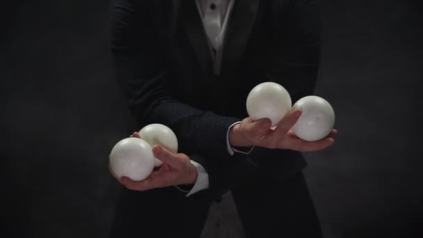 Primer plano del hombre haciendo malabares con pelotas. Concepto de éxito, negocio y gestión — Vídeos de Stock