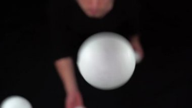 Topları hokkabazlık yapan adama yakın çekim. Başarı, iş ve yönetim kavramı