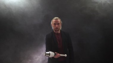 Zenci adam golf sopalarıyla hokkabazlık yapıyor. Yönetim, kontrol ve başarı