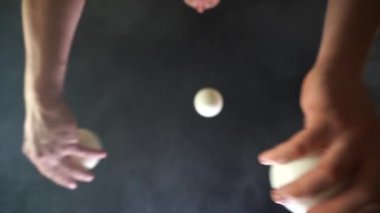 Topları hokkabazlık yapan adama yakın çekim. Başarı, iş ve yönetim kavramı