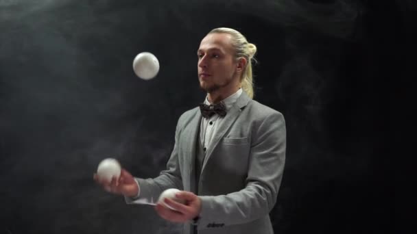 Geschäftsmann im Anzug, der mit weißen Bällen jongliert. Erfolg und Management — Stockvideo