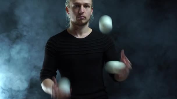 Крупним планом людина жонглює яйця. Концепція успіху, бізнесу та управління — стокове відео