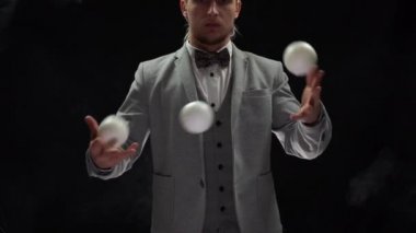 Topları hokkabazlık yapan adama yakın çekim. Başarı, iş ve yönetim kavramı