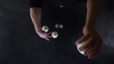 Topları hokkabazlık yapan adama yakın çekim. Başarı, iş ve yönetim kavramı