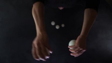 Topları hokkabazlık yapan adama yakın çekim. Başarı, iş ve yönetim kavramı