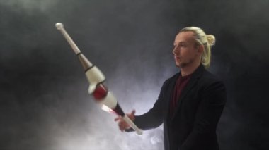 Zenci adam golf sopalarıyla hokkabazlık yapıyor. Yönetim, kontrol ve başarı