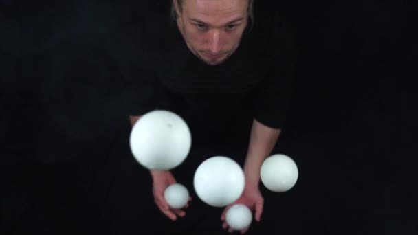 Närbild av man jonglera bollar. Begreppet framgång, affärer och förvaltning — Stockvideo