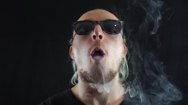 Man vaping big ring of steam and sends it to the camera with in slow motion — Stock Video