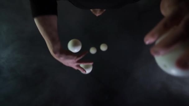 Primer plano del hombre haciendo malabares con pelotas. Concepto de éxito, negocio y gestión — Vídeo de stock