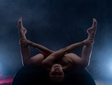 Sanat anlayışı, yaratıcılık ve modern. Esnek cinsel kadın duman arka planında