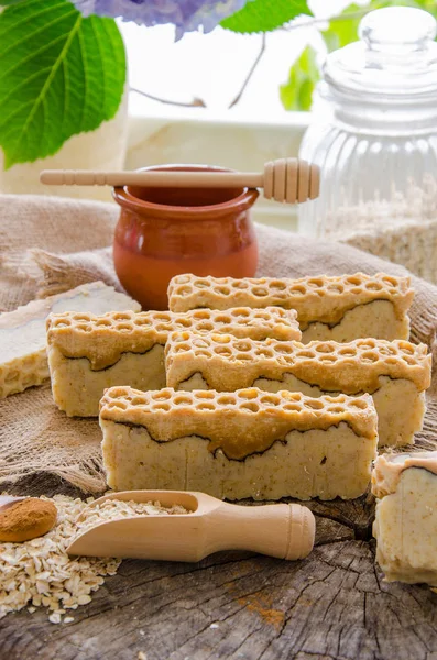 Avena casera y jabón de miel —  Fotos de Stock