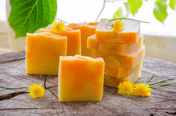 Jabón casero de naranja y diente de león — Foto de Stock