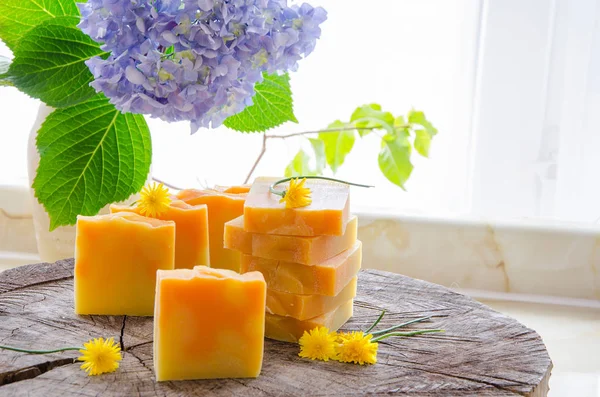 Sapone alle erbe fatto in casa all'arancia e tarassaco — Foto Stock