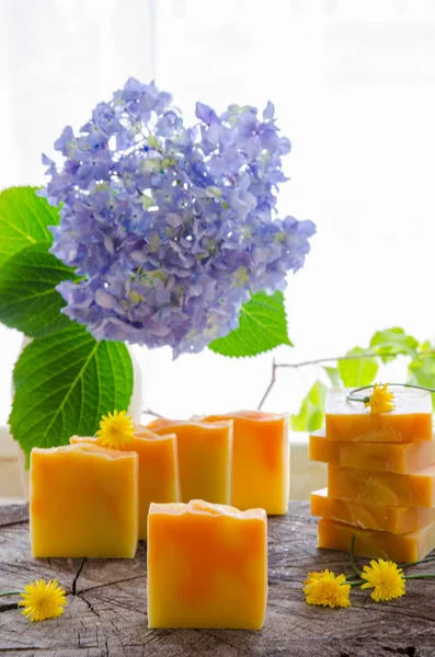 Jabón casero de naranja y diente de león — Foto de Stock