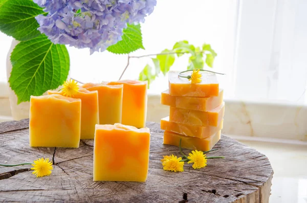 Házi narancs és pitypang növényi szappan — Stock Fotó