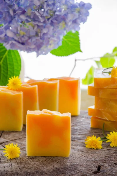 Ev yapımı turuncu ve karahindiba bitkisel sabun — Stok fotoğraf