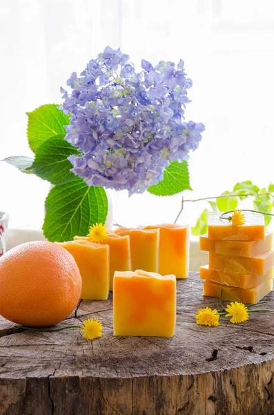 Sapone alle erbe fatto in casa all'arancia e tarassaco — Foto Stock