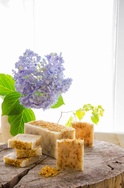 Házi készítésű körömvirág természetes növényi szappan — Stock Fotó