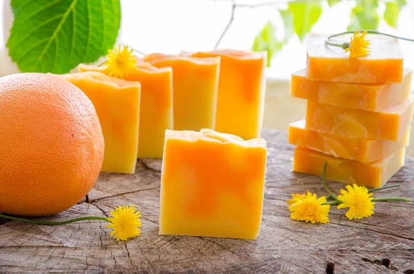 Domowej roboty mydła ziołowe pomarańczowy i mniszek Obraz Stockowy