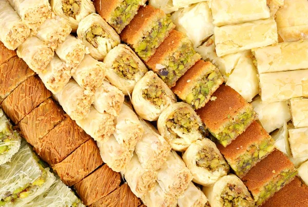Свежие арабские сладости — стоковое фото