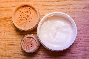 Dekoratif kozmetik kümesi. Toz, ışıltı, göz farı, allık ve folyo Metalik arka plan, güzellik ve makyaj konsept üzerine fırça