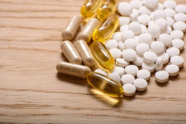 Kapsül omega 3 ile ve parlak bir doku, sağlıklı beslenme kavramı D vitamini balık yağı