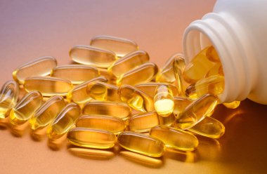 Kapsül omega 3 ile ve parlak bir doku, sağlıklı beslenme kavramı D vitamini balık yağı